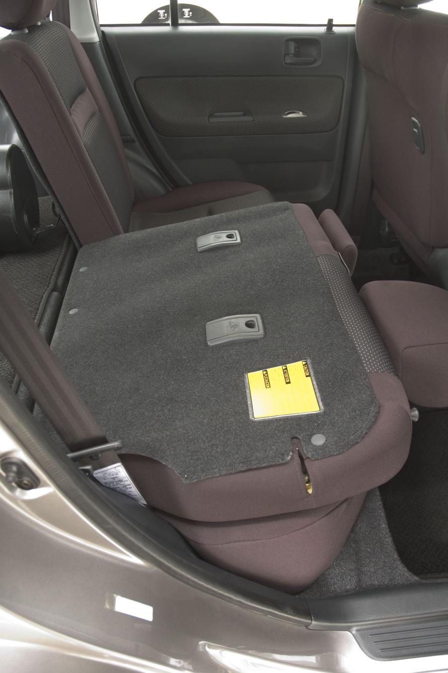 Интерьер Scion xB 2006 года  (фото 5 из 19)